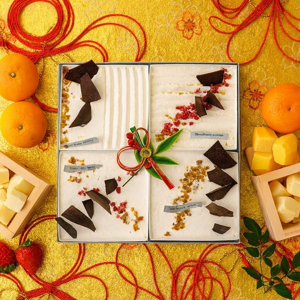 shirokane sweet　TOKYO　スクエアスイーツ白いスイーツおせち　４種Mixスイーツアソート
（ムースフロマージュ、ドゥーブルフロマージュ、ショートケーキ（イチゴ、オレンジ））